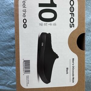 OOFOS Men's Black Oocoozie Mule